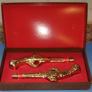 AVON TWENTY PACES DUELING PISTOLS COLOGNE SET 1967-1969 IN ORIGINAL BOX EMPTY